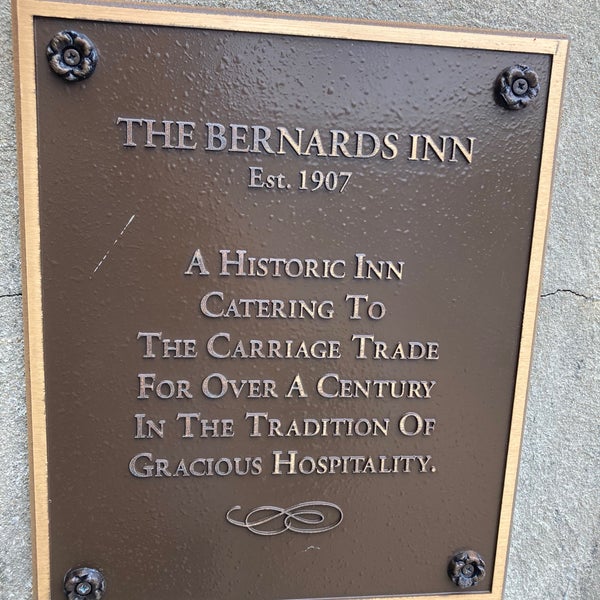 รูปภาพถ่ายที่ Bernards Inn โดย Alex💨 R. เมื่อ 6/13/2021