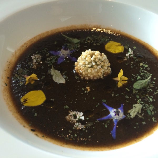 La sopa de jitomate asado con flores es sobresaliente