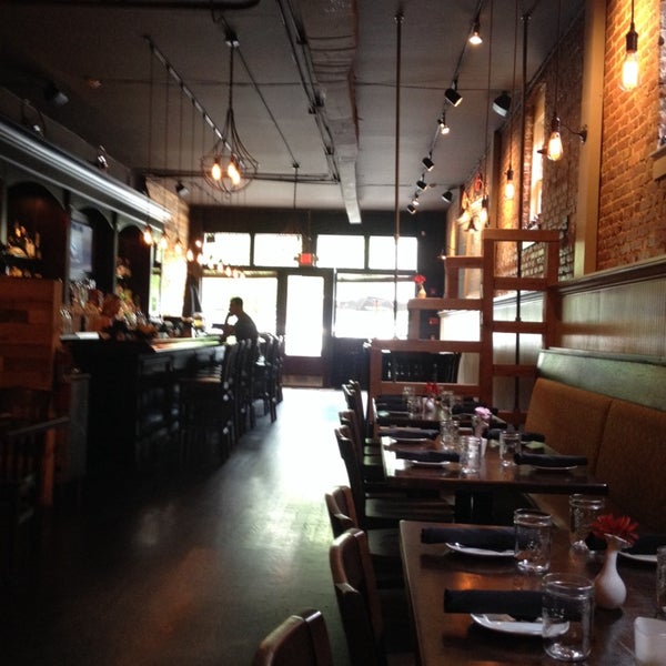 6/1/2014 tarihinde Oluseni S.ziyaretçi tarafından Colbeh Persian Kitchen and Bar'de çekilen fotoğraf