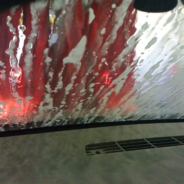 Foto scattata a Express Car Wash da subtitles f. il 5/24/2014