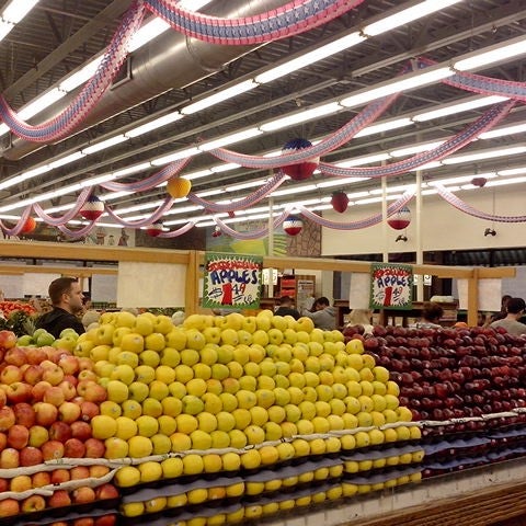 Foto scattata a Stanley&#39;s Fresh Fruits and Vegetables da subtitles f. il 9/4/2013