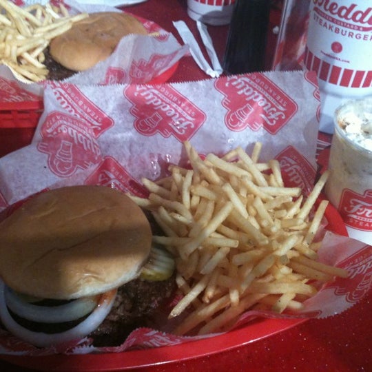 10/25/2012にTalia L.がFreddy&#39;s Frozen Custard &amp; Steakburgersで撮った写真