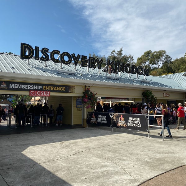 Photo taken at Six Flags Discovery Kingdom by Lucas E. on 10/26/2019
