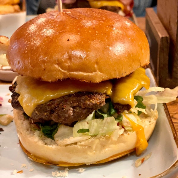 Foto scattata a Upper Burger Grill da ☀️ Dagger il 6/30/2023