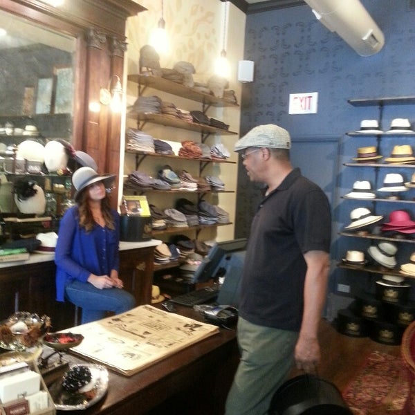 9/4/2013 tarihinde Crystal P.ziyaretçi tarafından Goorin Bros. Hat Shop - Wicker Park'de çekilen fotoğraf