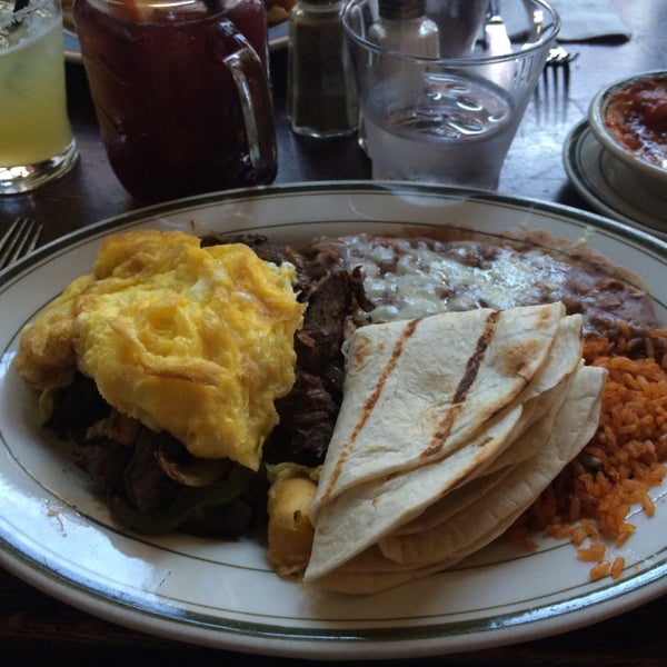 Foto scattata a Dahlia&#39;s Mexican Restaurant da Pam G. il 12/27/2014