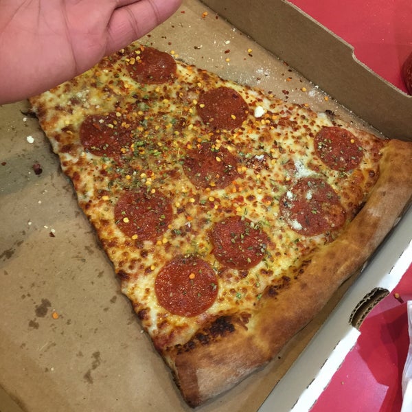 7/25/2015 tarihinde 👑    Dwight J.ziyaretçi tarafından Jumbo Slice Pizza'de çekilen fotoğraf