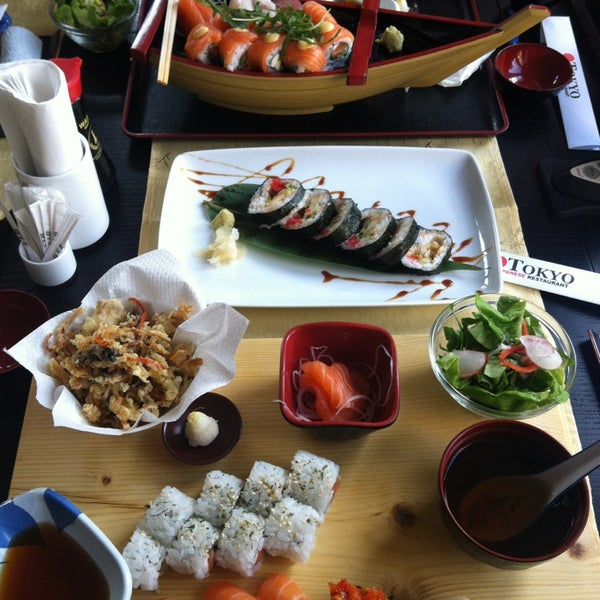 รูปภาพถ่ายที่ Tokyo Japanese Restaurant โดย Raluca S. เมื่อ 3/6/2013