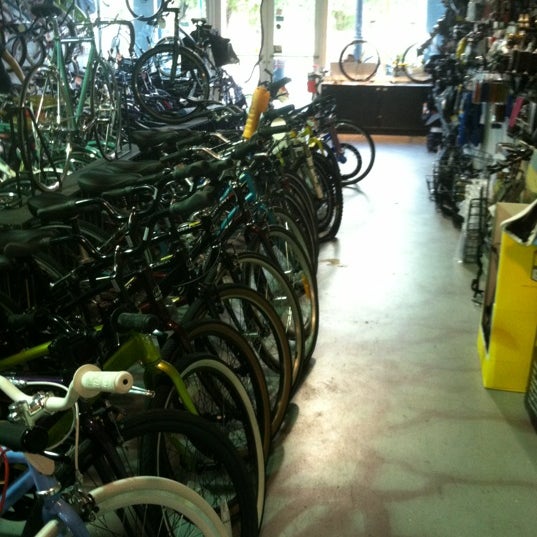 Foto diambil di Miami Bike Shop.Co oleh Brent J. pada 10/4/2012