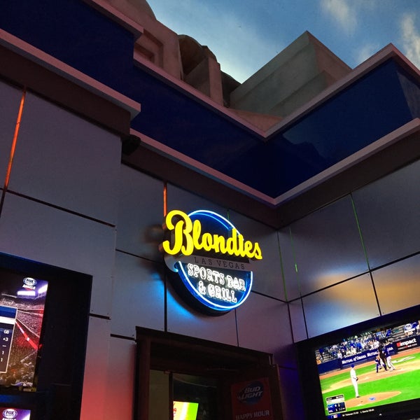 Foto tirada no(a) Blondies Sports Bar &amp; Grill por Brent J. em 10/3/2015