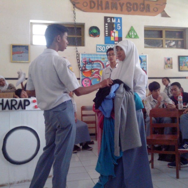 Foto tirada no(a) SMA Negeri 5 Malang por Aura K. em 6/11/2014