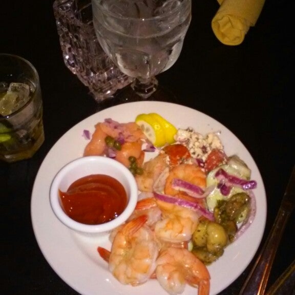 Foto diambil di Tropics Piano Bar &amp; Restaurant oleh D pada 10/5/2014