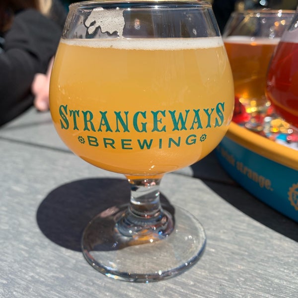 Foto diambil di Strangeways Brewing oleh Trevor P. pada 4/16/2019