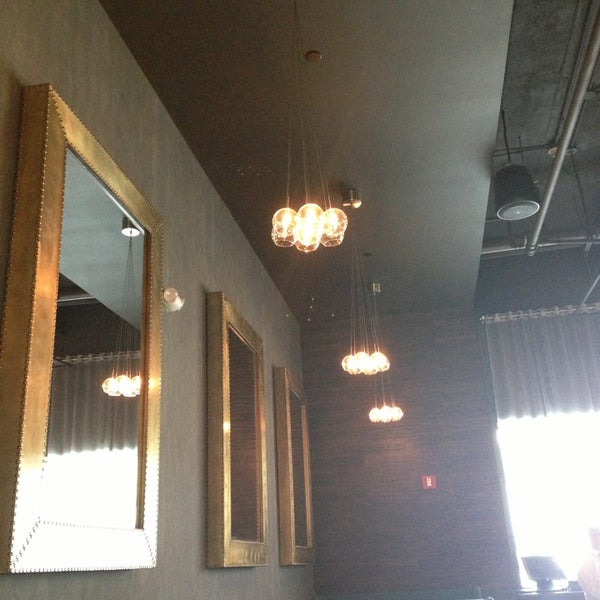 9/5/2013 tarihinde Ashley R.ziyaretçi tarafından Revel Restaurant &amp; Bar'de çekilen fotoğraf