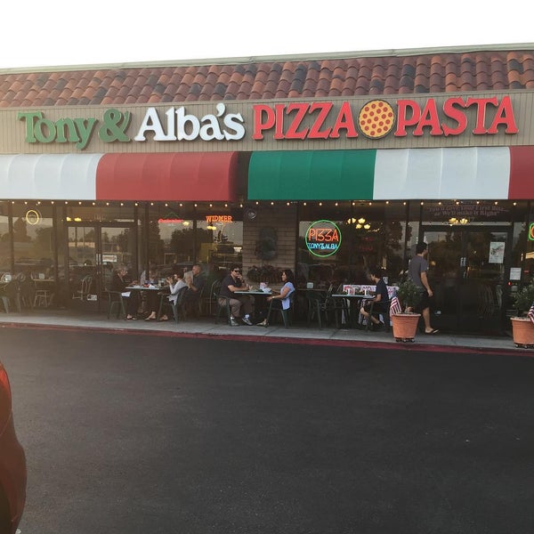 Foto scattata a Tony &amp; Alba&#39;s Pizza &amp; Pasta da Tony &amp; Alba&#39;s P. il 8/8/2015