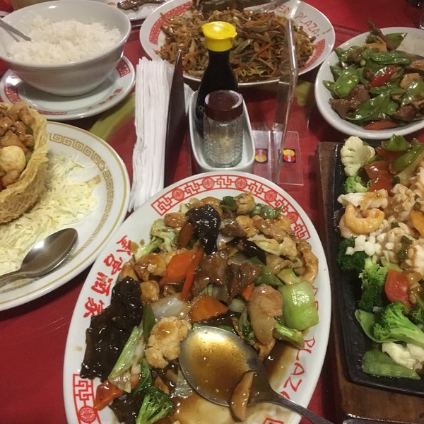 Foto scattata a Golden Plaza Chinese Restaurant da Chang il 9/24/2017