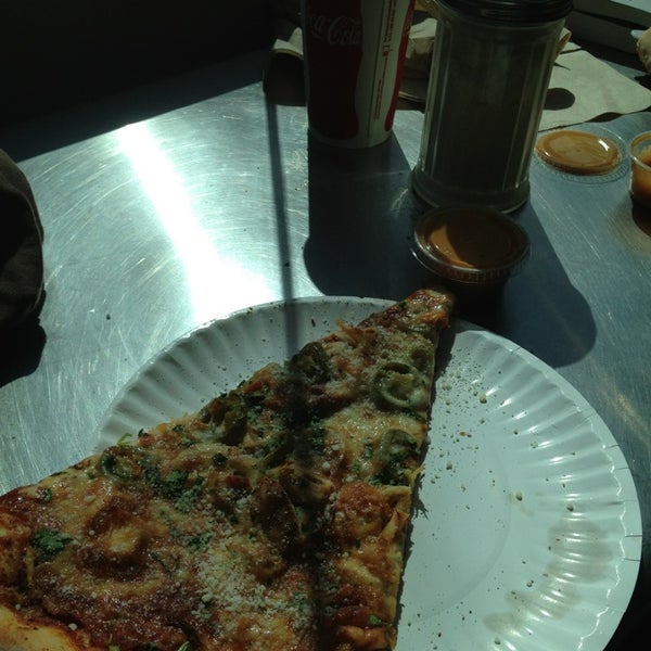 รูปภาพถ่ายที่ Grey Block Pizza โดย Cynthia J. เมื่อ 2/21/2013