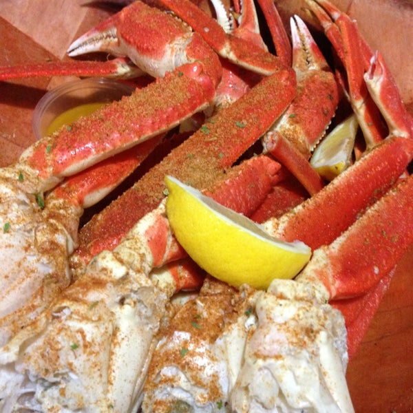 Foto scattata a Blue Claw Seafood &amp; Crab Eatery da Nastee il 6/14/2013