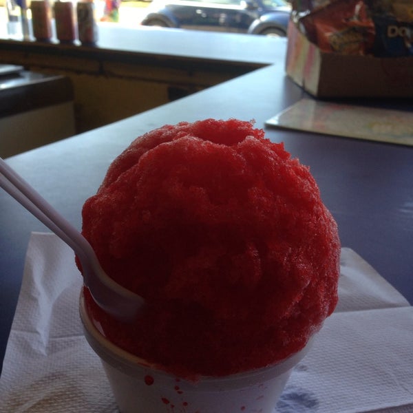 Photo taken at Local Boys Shave Ice - Kihei by Brian E. on 1/18/2014