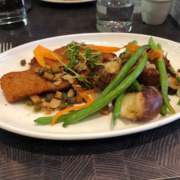 Photo taken at Oliver &amp; Bonacini Café Grill, Bayview Village by Catarina N. on 1/27/2019