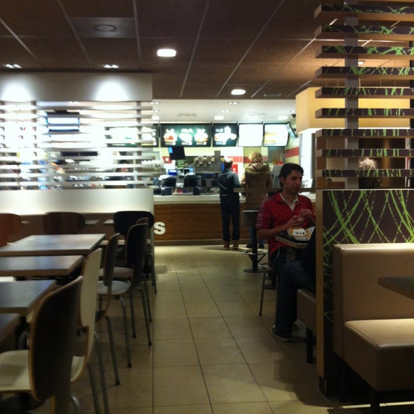 รูปภาพถ่ายที่ McDonald&#39;s โดย Rene C. เมื่อ 1/6/2013