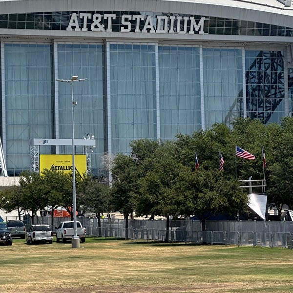 รูปภาพถ่ายที่ AT&amp;T Stadium โดย Thomas P. เมื่อ 8/20/2023