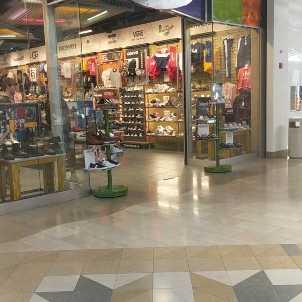 Ugg store hot sale queens center mall