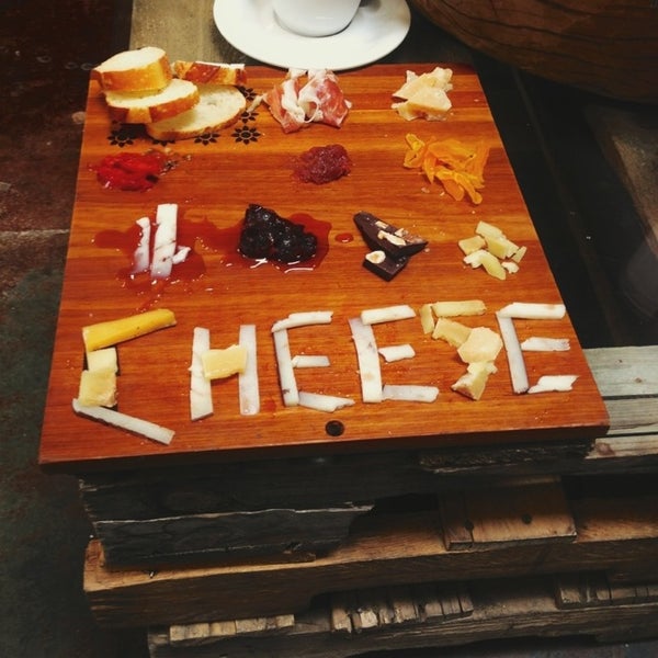 รูปภาพถ่ายที่ Cheese Shop โดย Alana Y. เมื่อ 2/21/2013