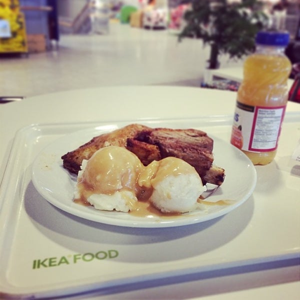 Foto tirada no(a) IKEA Calgary - Restaurant por Dondy R. em 1/12/2014