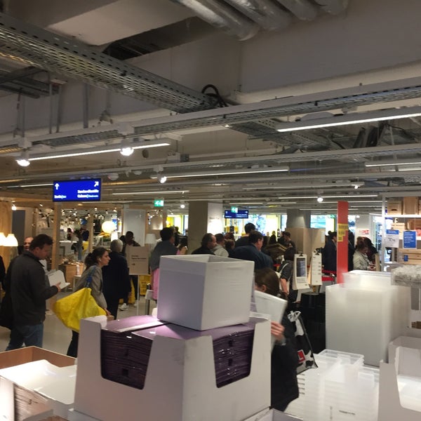 รูปภาพถ่ายที่ IKEA Paris Madeleine โดย Hen s. เมื่อ 10/26/2019