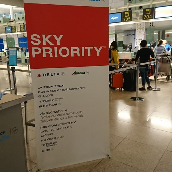 French airport ccarrew. Аэропорт canwoo. Klm royal dutch airlines klm royal dutch airlines бизнес класс. Check in france. Стойки регистрации победа в стамбуле.