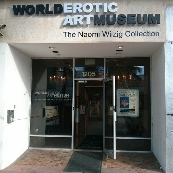 Foto tirada no(a) World Erotic Art Museum por Juli J. em 11/30/2014