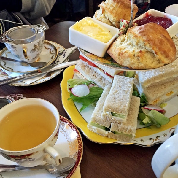 Lovley afternoon tea .. I really like finger sandwiches, specially cheese and tomatoes