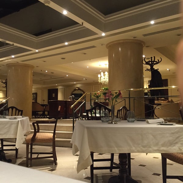 10/26/2015 tarihinde Gurjit G.ziyaretçi tarafından St. Regis Restaurante'de çekilen fotoğraf