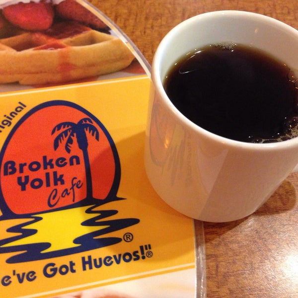 Foto tirada no(a) Broken Yolk Cafe por Harvey C. em 11/30/2015