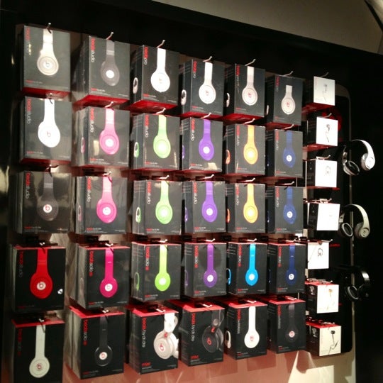 Das Foto wurde bei Beats By Dre Store von Harvey C. am 10/6/2012 aufgenommen