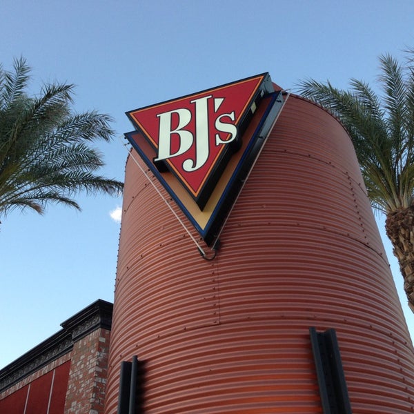 รูปภาพถ่ายที่ BJ&#39;s Restaurant &amp; Brewhouse โดย Harvey C. เมื่อ 5/22/2013