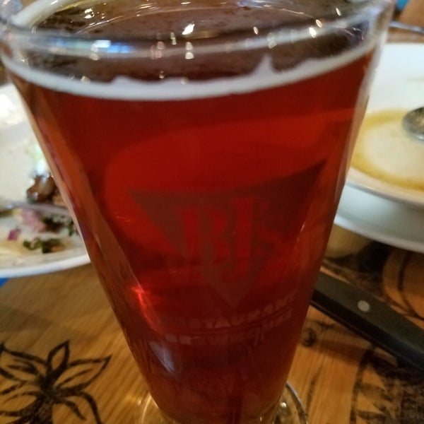 Photo taken at BJ&#39;s Restaurant &amp; Brewhouse by beno h. on 11/2/2019