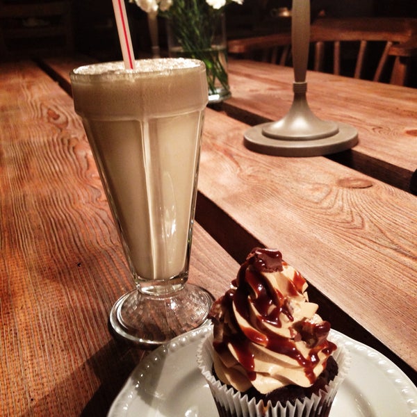 รูปภาพถ่ายที่ DoubleDecker Cake &amp; Coffee โดย Andrii เมื่อ 5/10/2013