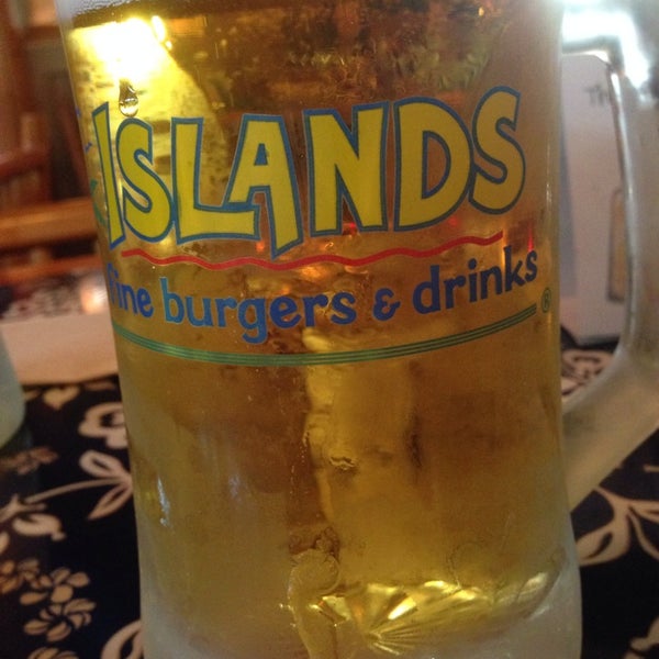 Foto tirada no(a) Islands Restaurant por Kristin L. em 12/15/2013