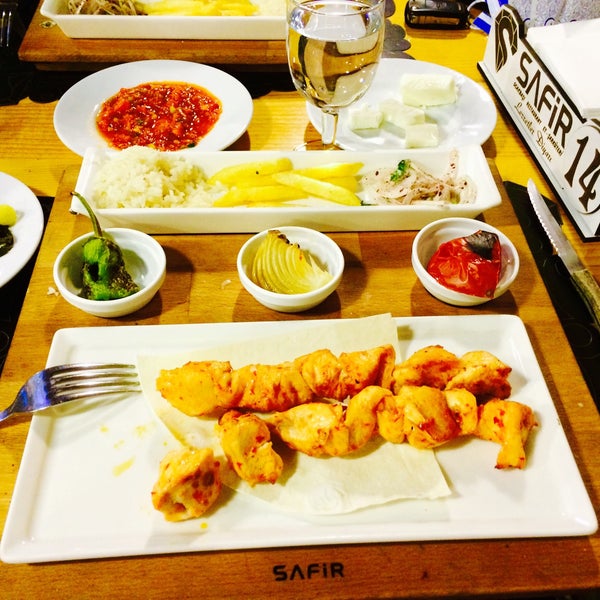 Снимок сделан в Safir Ocakbaşı ve Restaurant пользователем Mehmet Bugra Ş. 10/26/2015