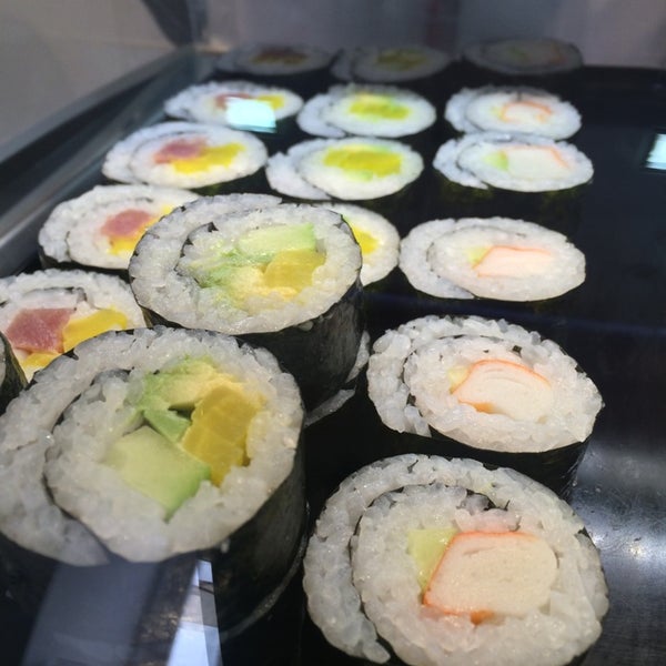 Photo prise au Natural Wok + Sushi Bar par L. D. le7/7/2014