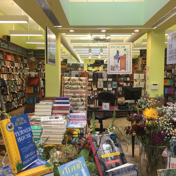7/24/2016 tarihinde Pius U.ziyaretçi tarafından The Booksmith'de çekilen fotoğraf