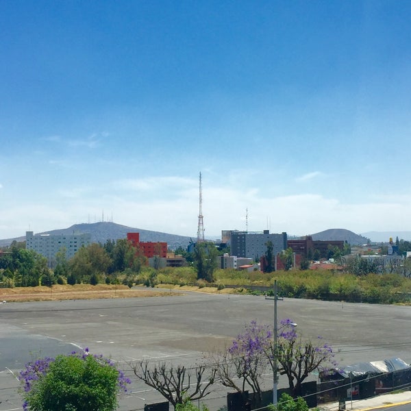 รูปภาพถ่ายที่ Guadalajara Plaza Ejecutivo López Mateos โดย Claudia G. เมื่อ 4/4/2016