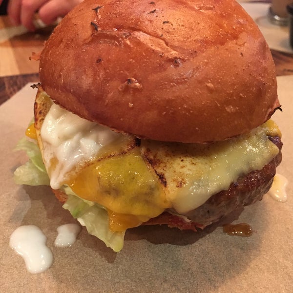 รูปภาพถ่ายที่ Burger&amp;Pizzoni โดย gigabass เมื่อ 11/4/2018