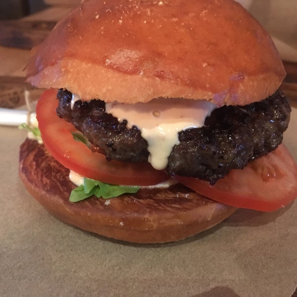 รูปภาพถ่ายที่ Burger&amp;Pizzoni โดย gigabass เมื่อ 2/15/2019