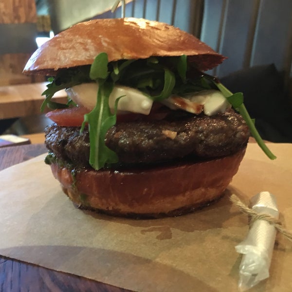 รูปภาพถ่ายที่ Burger&amp;Pizzoni โดย gigabass เมื่อ 2/18/2019