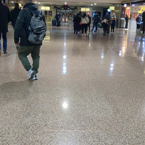 Foto tirada no(a) Newark Penn Station por Michael L. em 12/24/2022