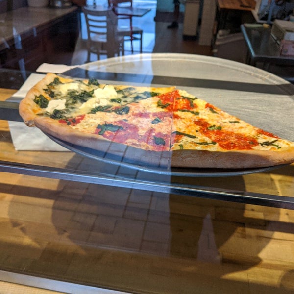 Das Foto wurde bei Iggy&#39;s Pizzeria von Michael L. am 6/17/2020 aufgenommen
