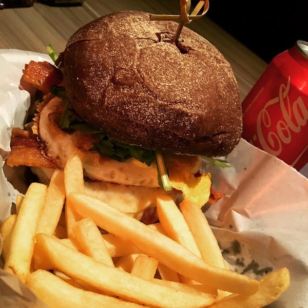 11/30/2015にNew S.がFigone Burger and Cafeで撮った写真